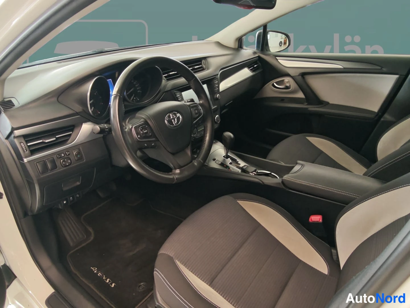 White Toyota Avensis 2018, cockpit, photo 11