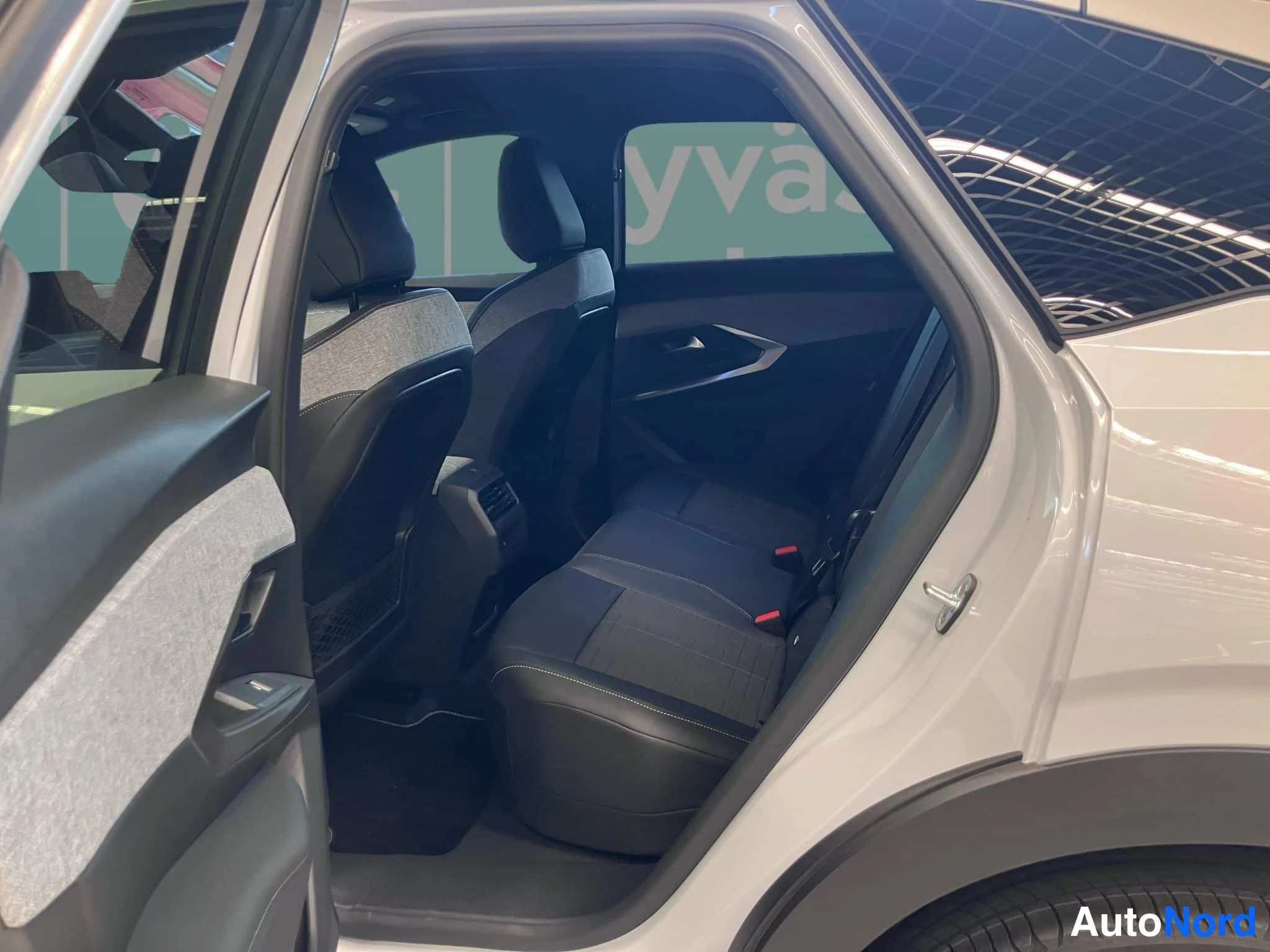 Valkoinen Peugeot 3008 2026, takaistuimet, kuva 17