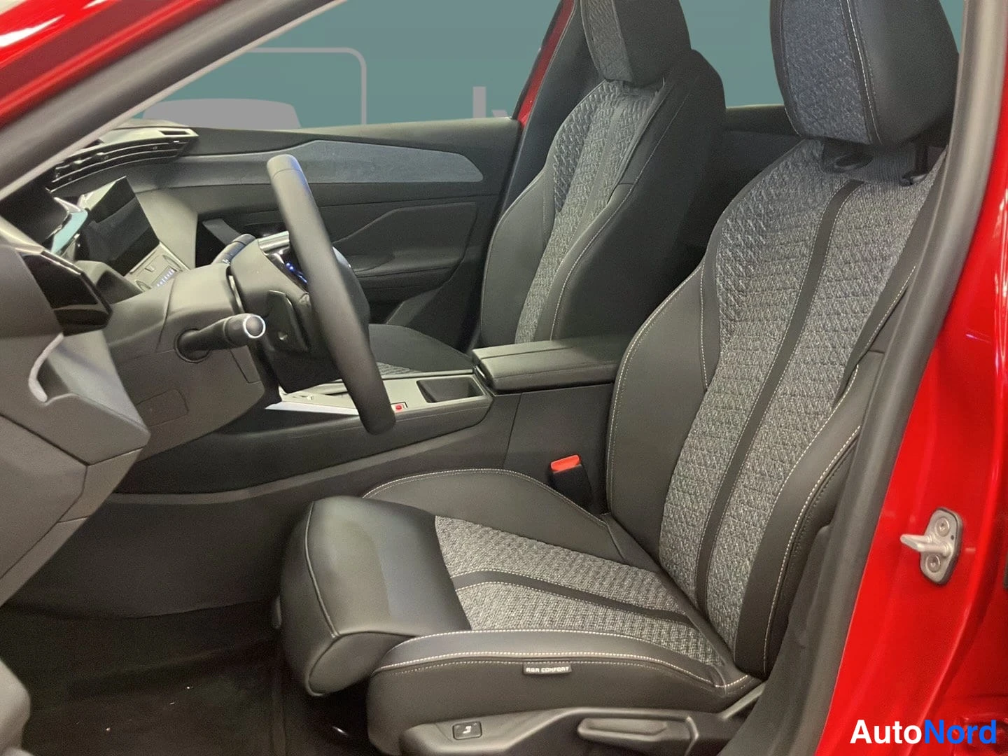 Punainen Peugeot 408 2026, etuistuimet, kuva 7