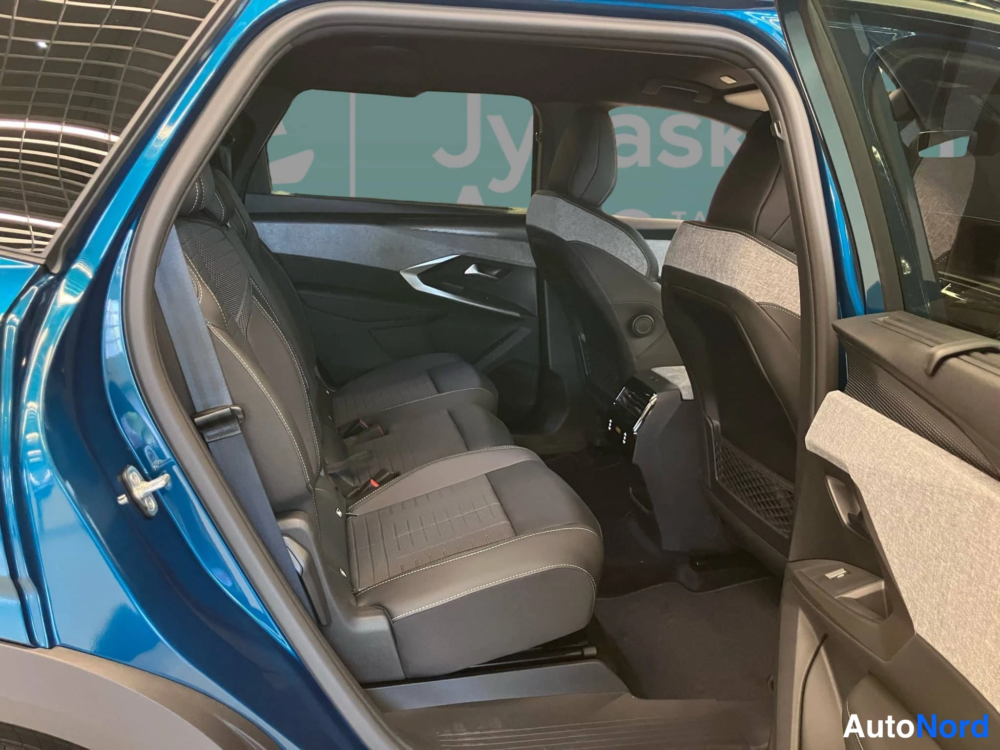 Sininen Peugeot 5008 2026, takaistuimet, kuva 15