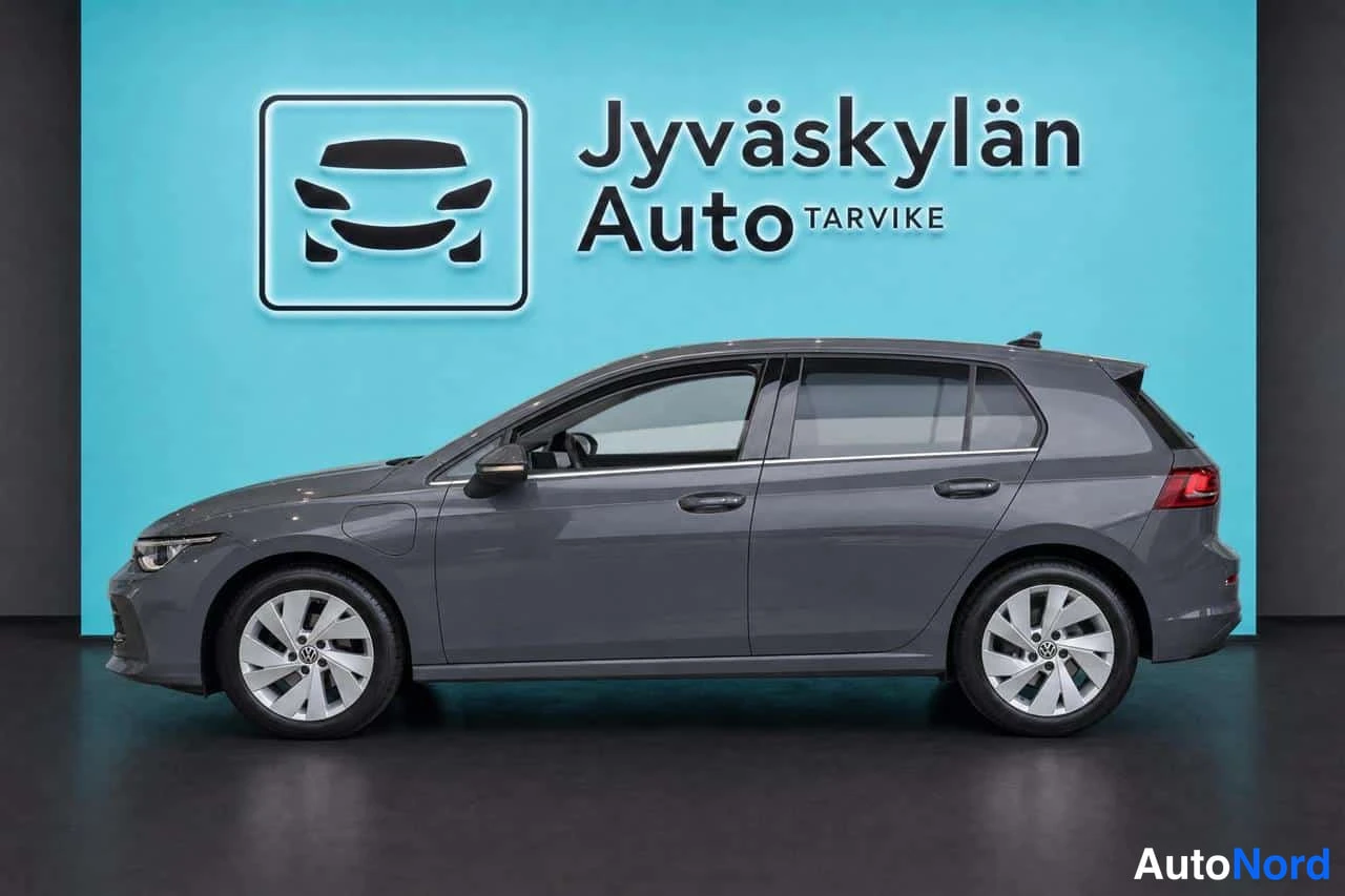 Harmaa Volkswagen Golf 2026, sivulta, kuva 4