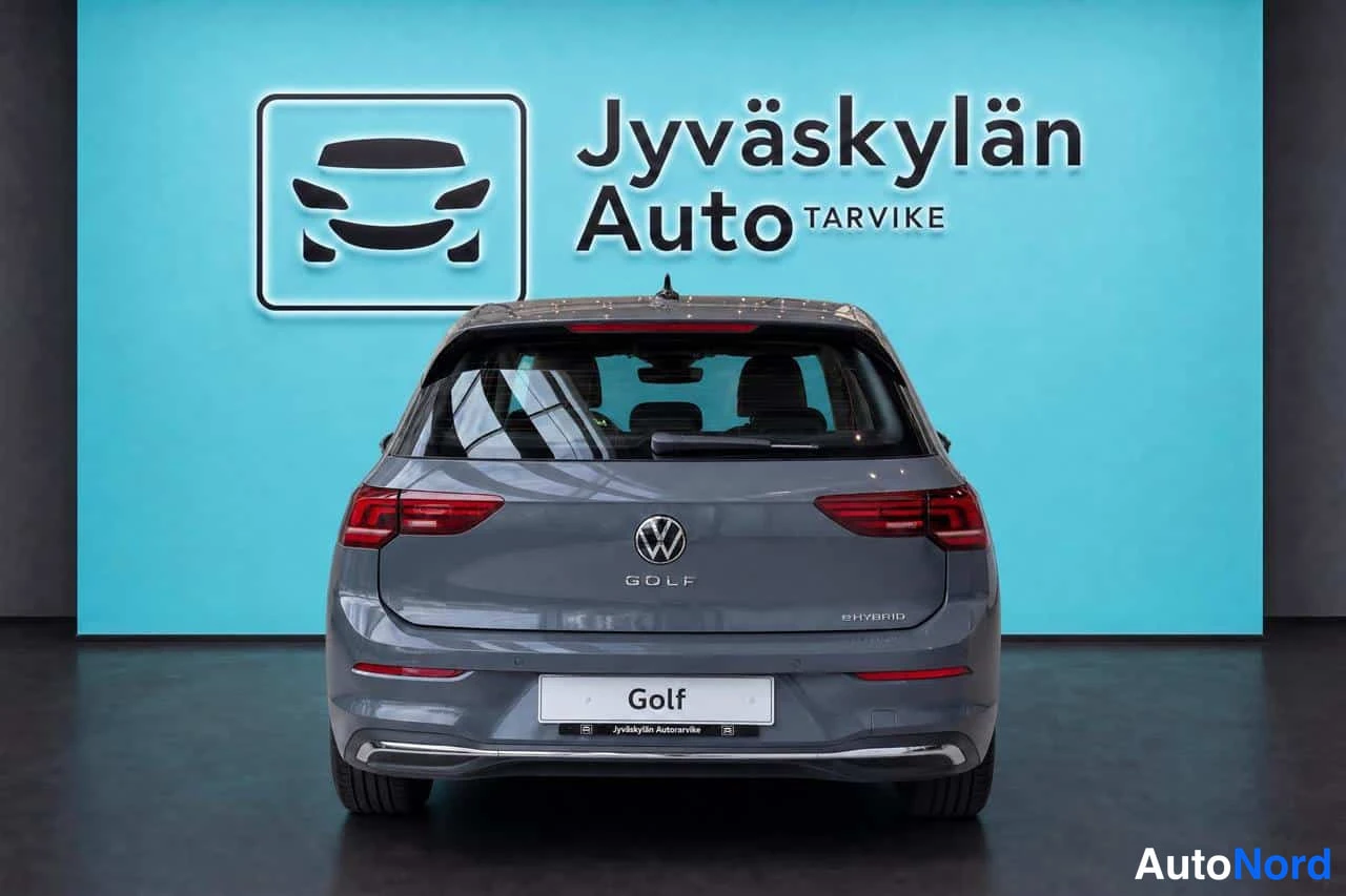 Harmaa Volkswagen Golf 2026, takaa, kuva 6