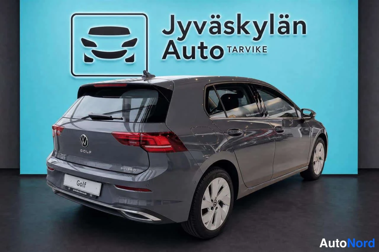 Harmaa Volkswagen Golf 2026, takaviisto, kuva 5