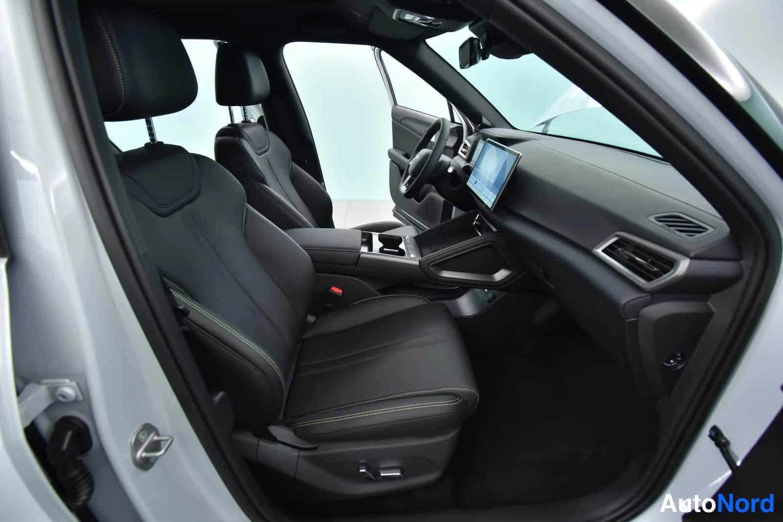 Valkoinen BYD Atto 2 2026, etuistuimet, kuva 19