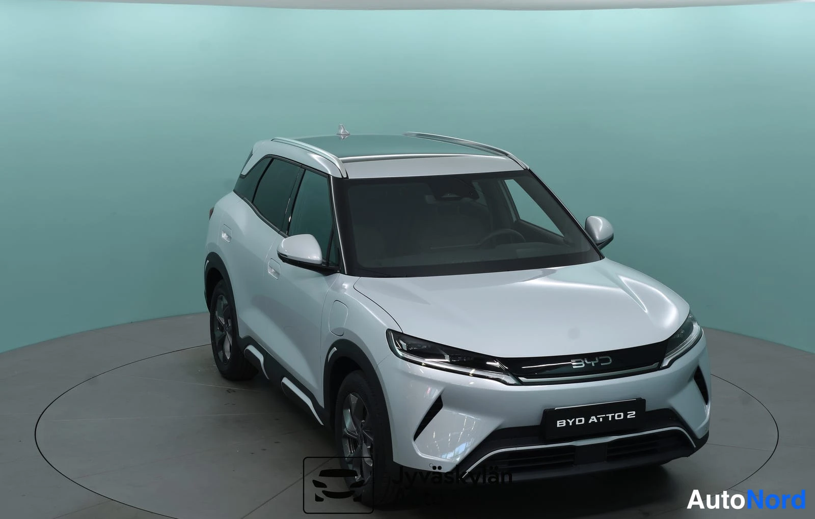 Valkoinen BYD Atto 2 2026, etuviisto, keula oikealle, kuva 4