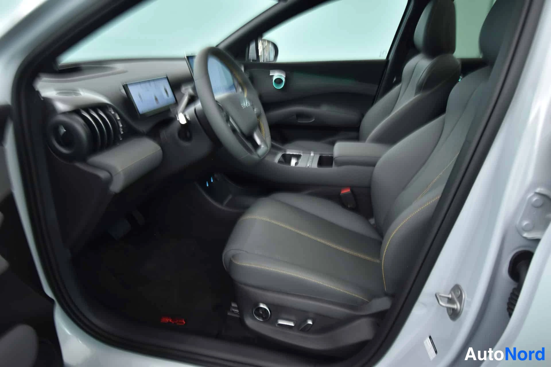 Valkoinen BYD Atto 3 2026, etuistuimet, kuva 16