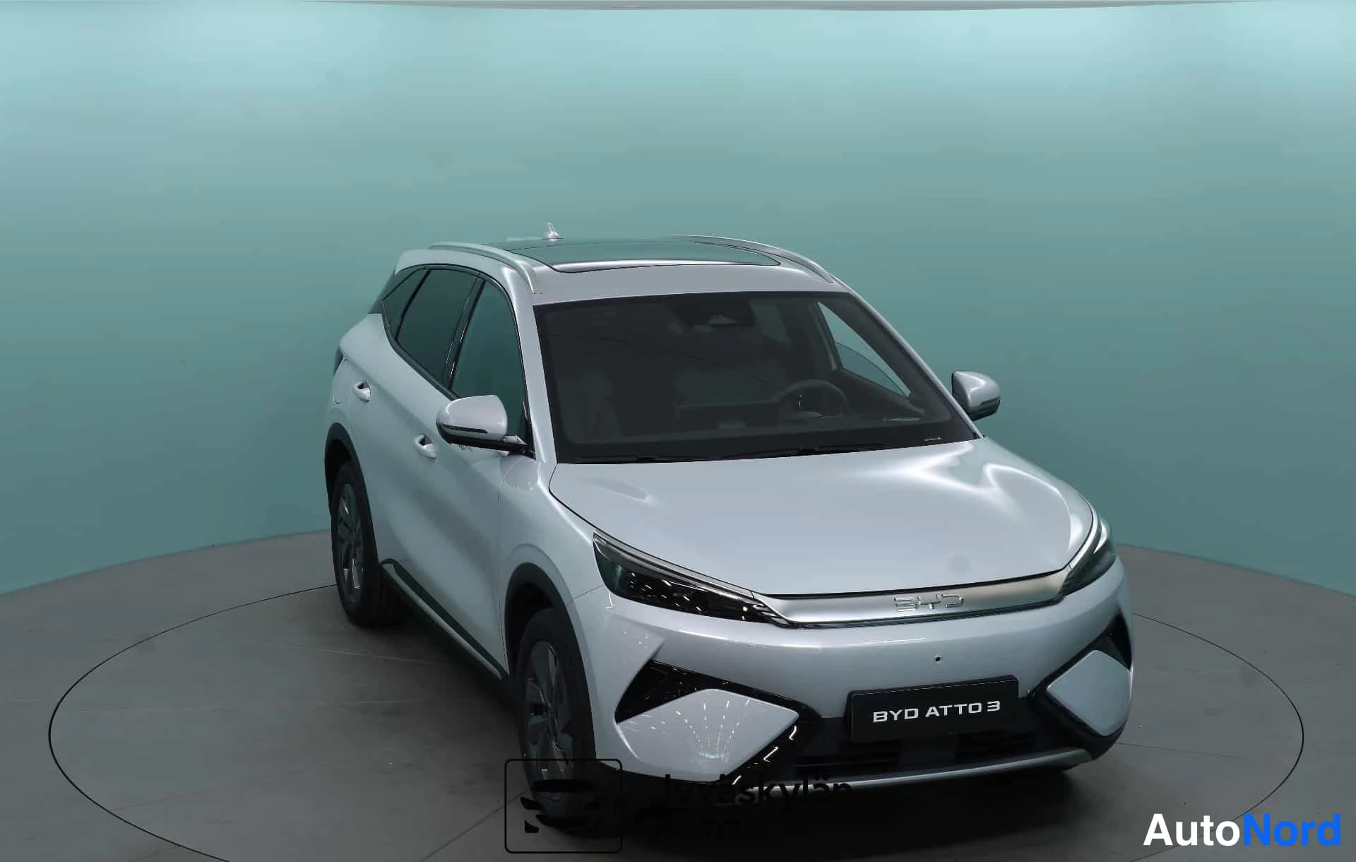 Valkoinen BYD Atto 3 2026, etuviisto, keula oikealle, kuva 4
