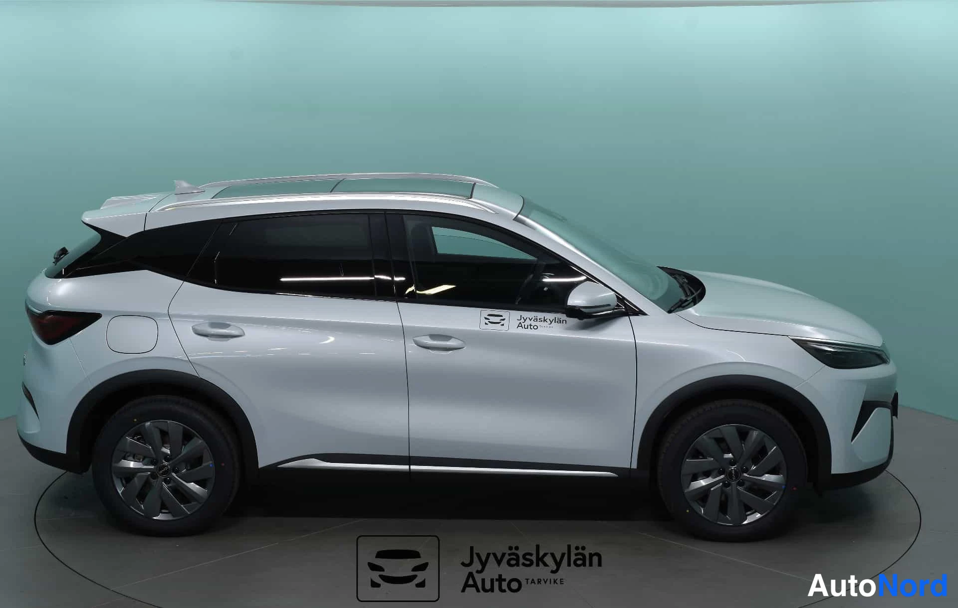 Valkoinen BYD Atto 3 2026, etuviisto, keula oikealle, kuva 3