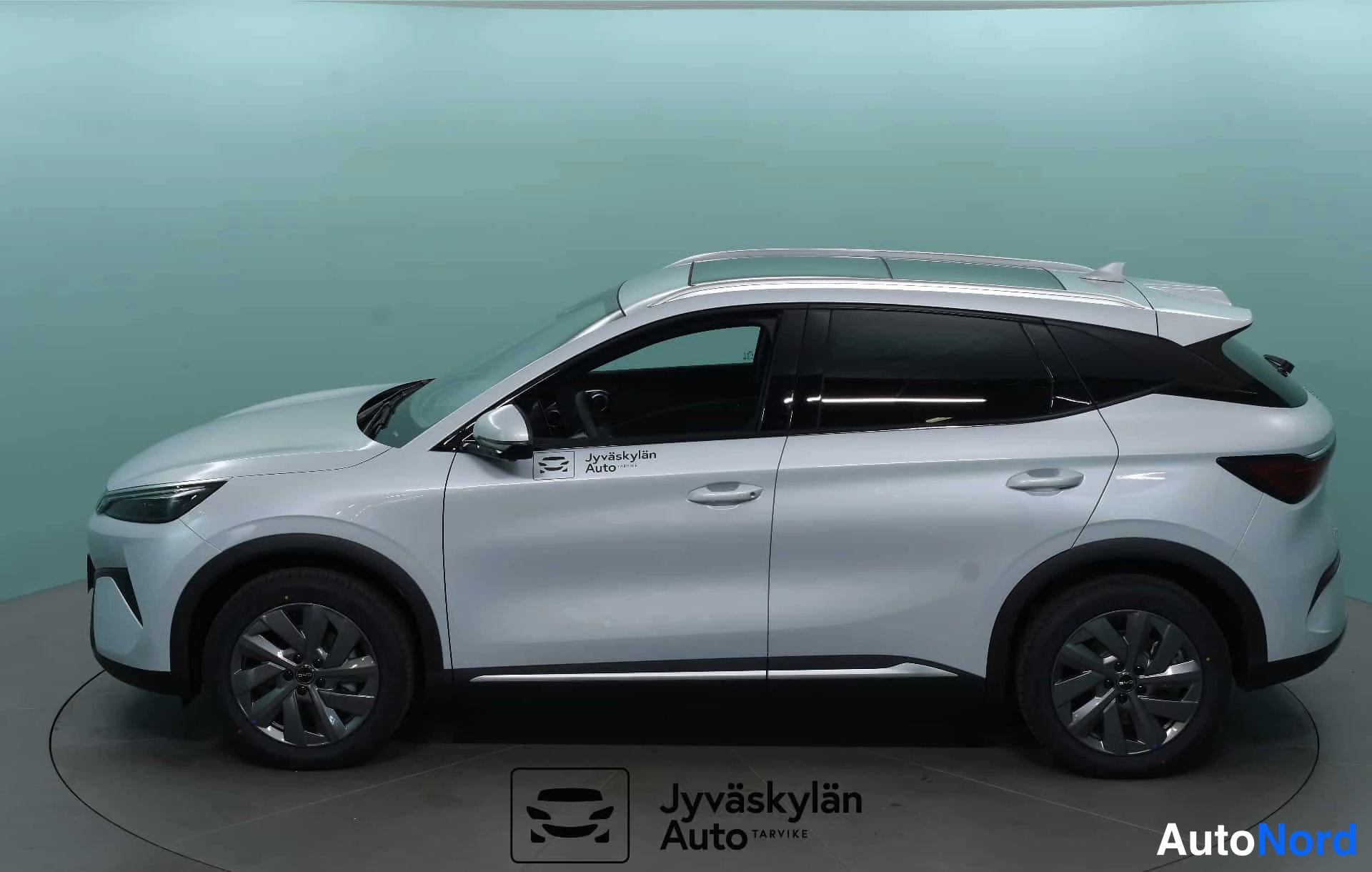 Valkoinen BYD Atto 3 2026, etuviisto, keula vasemmalle, kuva 2