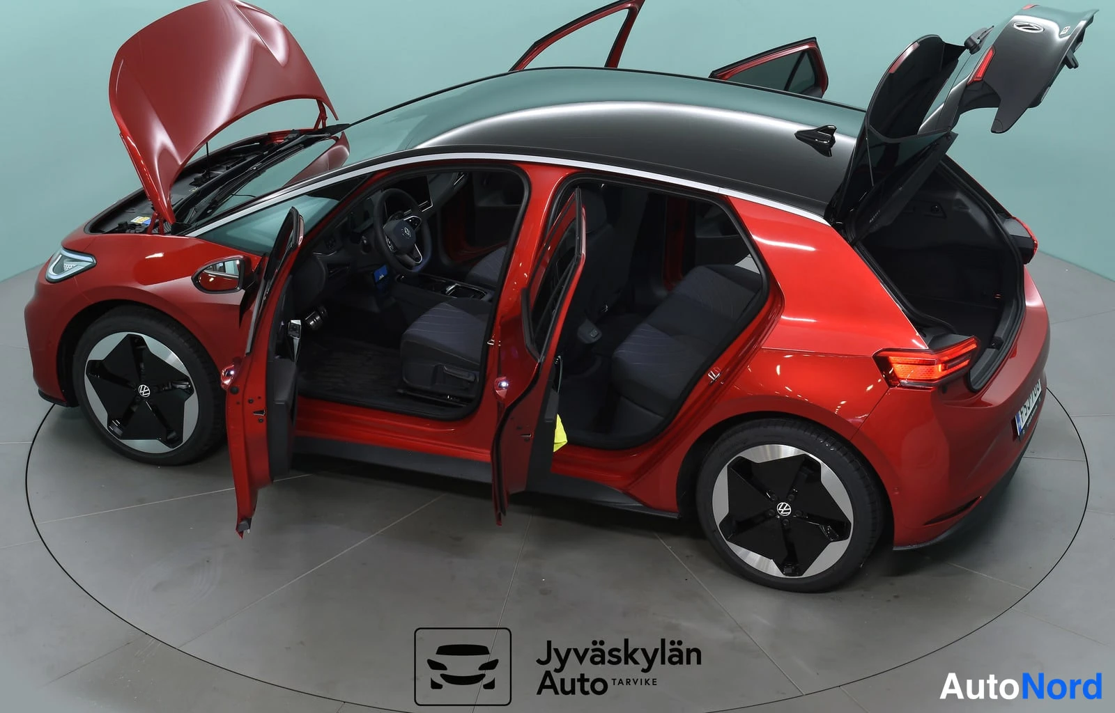 Punainen Volkswagen ID.3 2025, etuviisto, keula vasemmalle, kuva 2