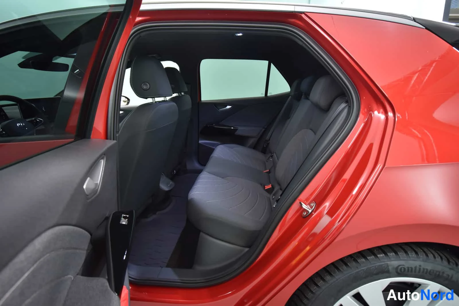 Punainen Volkswagen ID.3 2025, takaistuimet, kuva 15