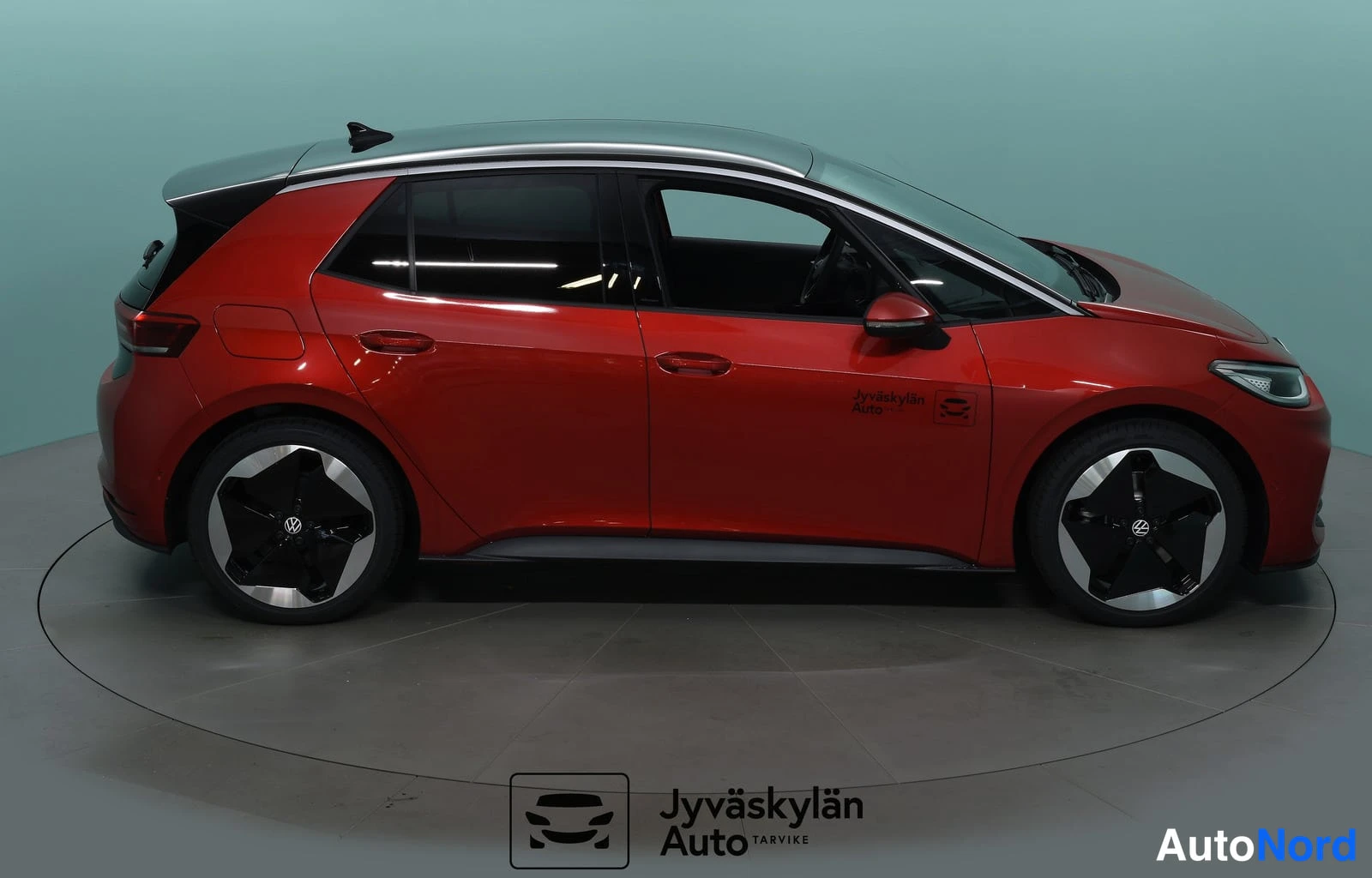 Punainen Volkswagen ID.3 2025, etuviisto, keula oikealle, kuva 3