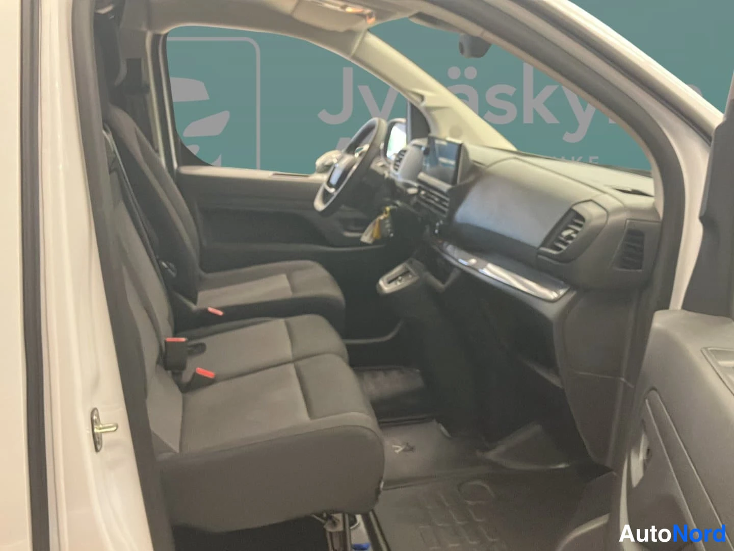 Valkoinen Peugeot Expert 2026, etuistuimet, kuva 5