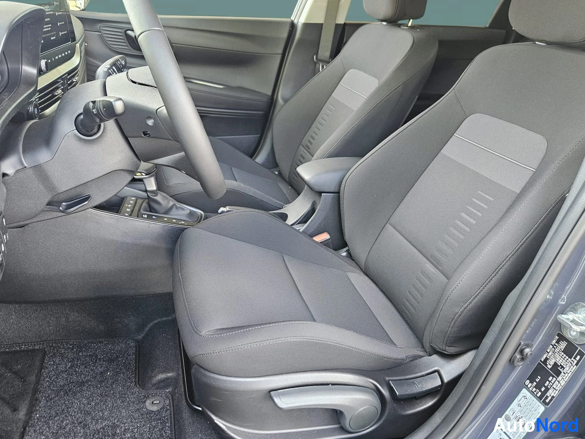 Harmaa Hyundai Bayon 2026, etuistuimet, kuva 19