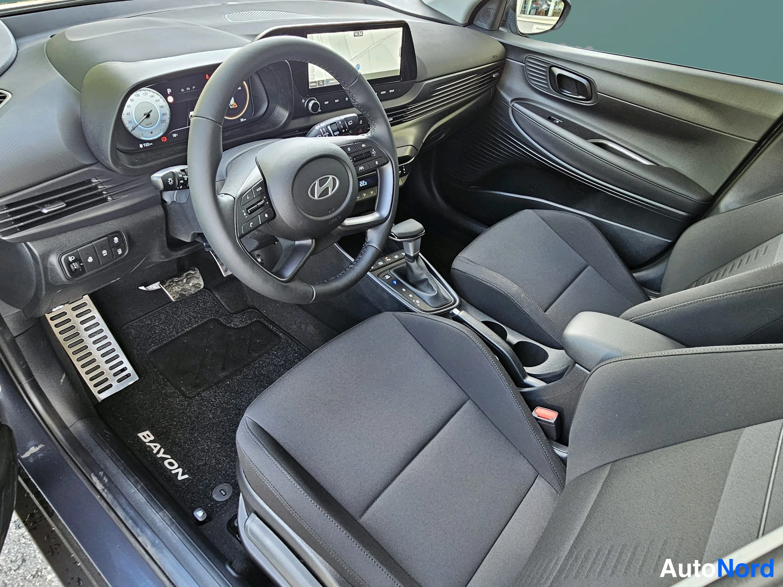 Harmaa Hyundai Bayon 2026, ohjaamo, kuva 16