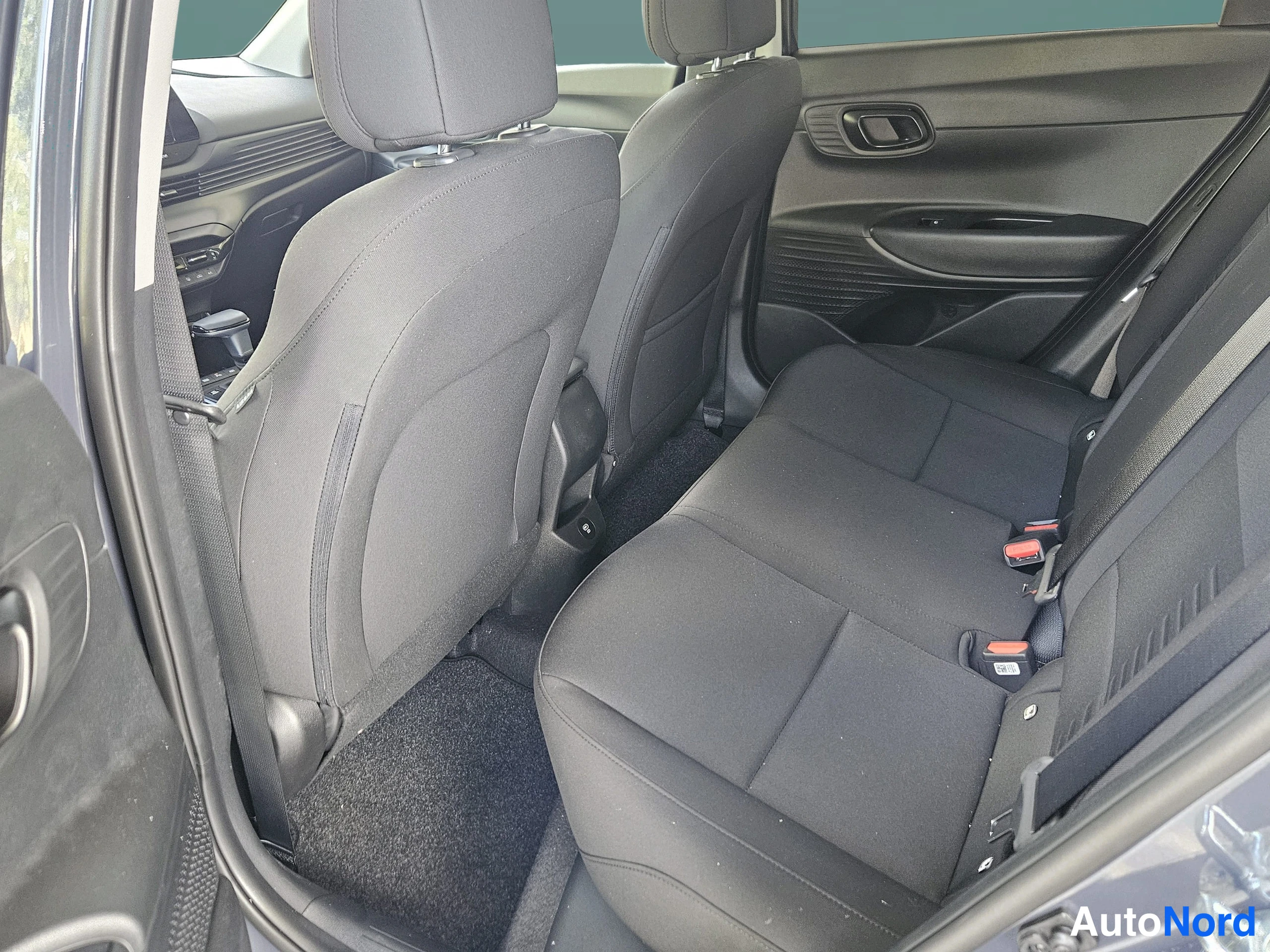 Harmaa Hyundai Bayon 2026, takaistuimet, kuva 22