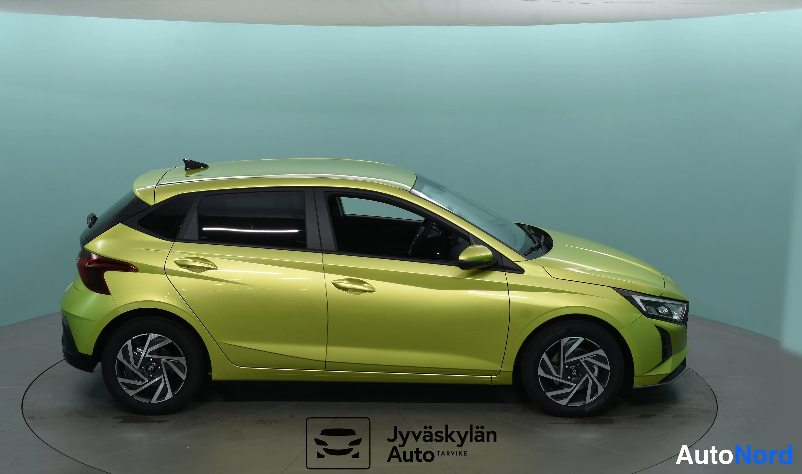 Yellow Hyundai i20 2026, front three-quarter, nose to the right, photo 3