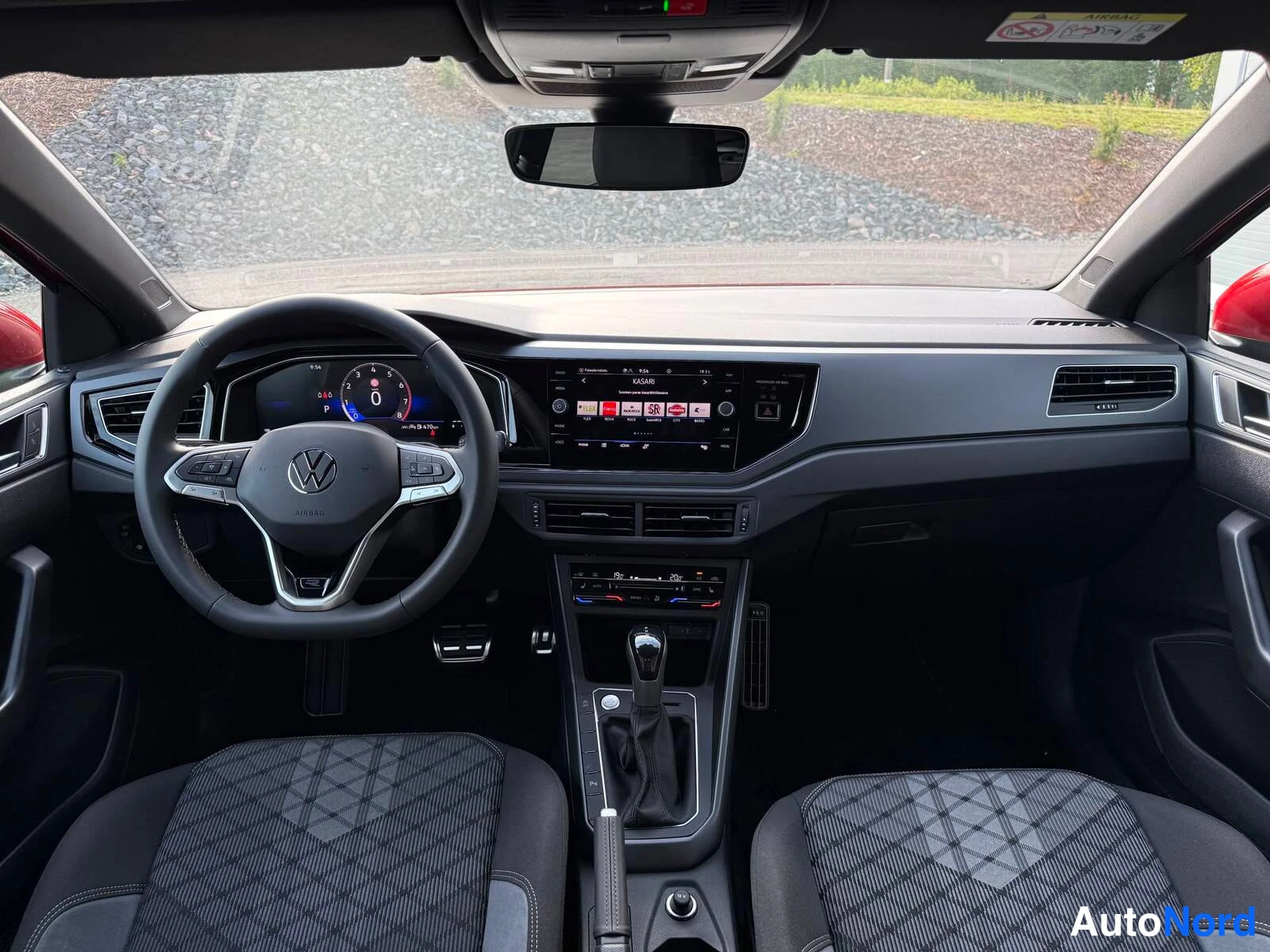 Punainen Volkswagen Taigo 2026, ohjaamo, kuva 11
