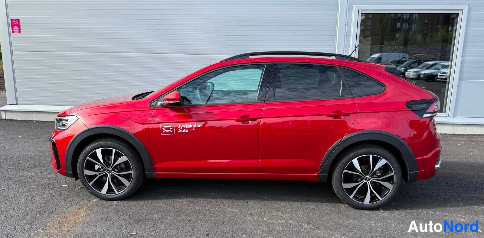 Punainen Volkswagen Taigo 2026, etuviisto, keula vasemmalle, kuva 3