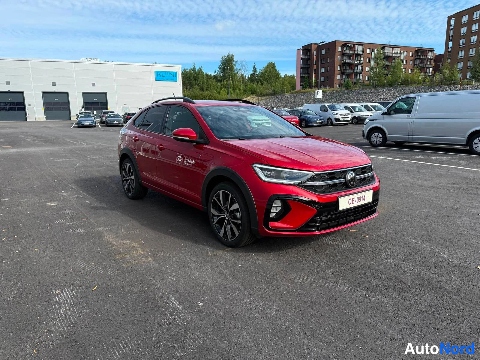 Punainen Volkswagen Taigo 2026, etuviisto, keula oikealle, kuva 4