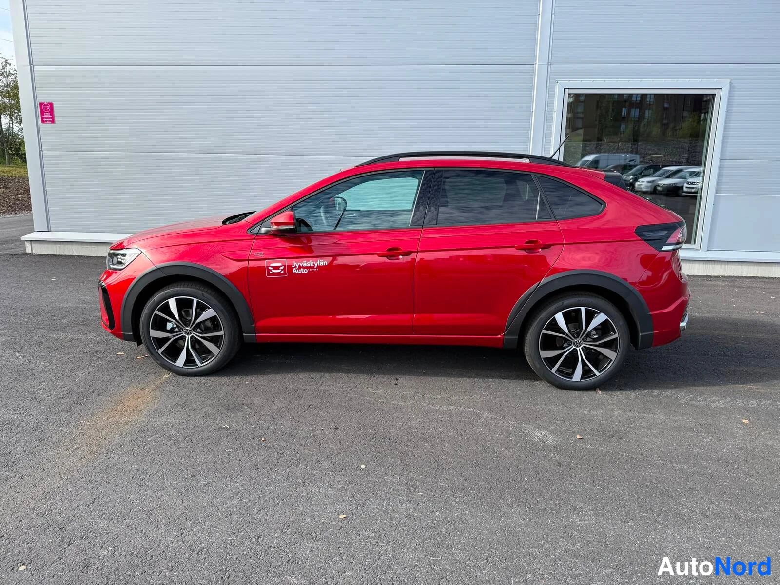 Punainen Volkswagen Taigo 2026, etuviisto, keula vasemmalle, kuva 2