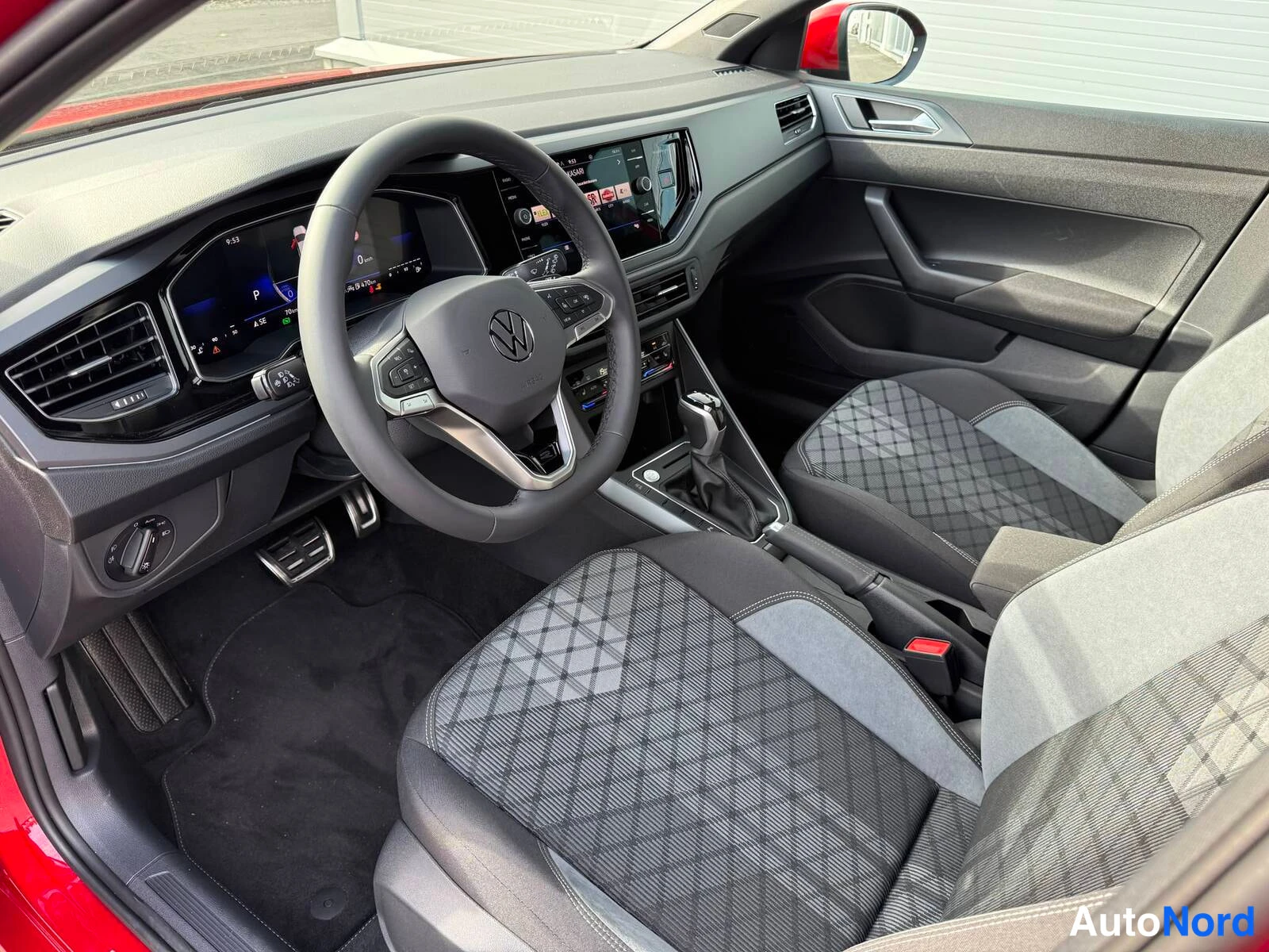 Punainen Volkswagen Taigo 2026, ohjaamo, kuva 10