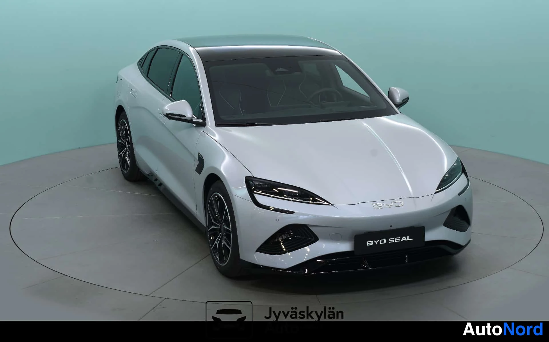 Harmaa BYD Seal 2026, etuviisto, keula oikealle, kuva 3