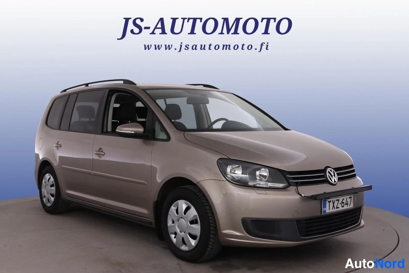 Ruskea Volkswagen Touran 2012, etuviisto, keula oikealle, kuva 2
