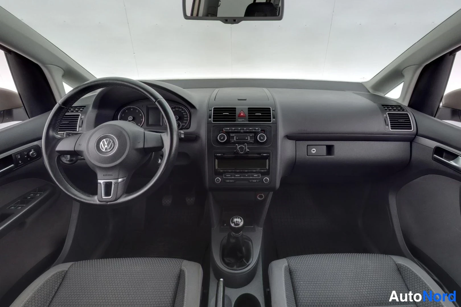 Ruskea Volkswagen Touran 2012, ohjaamo, kuva 9