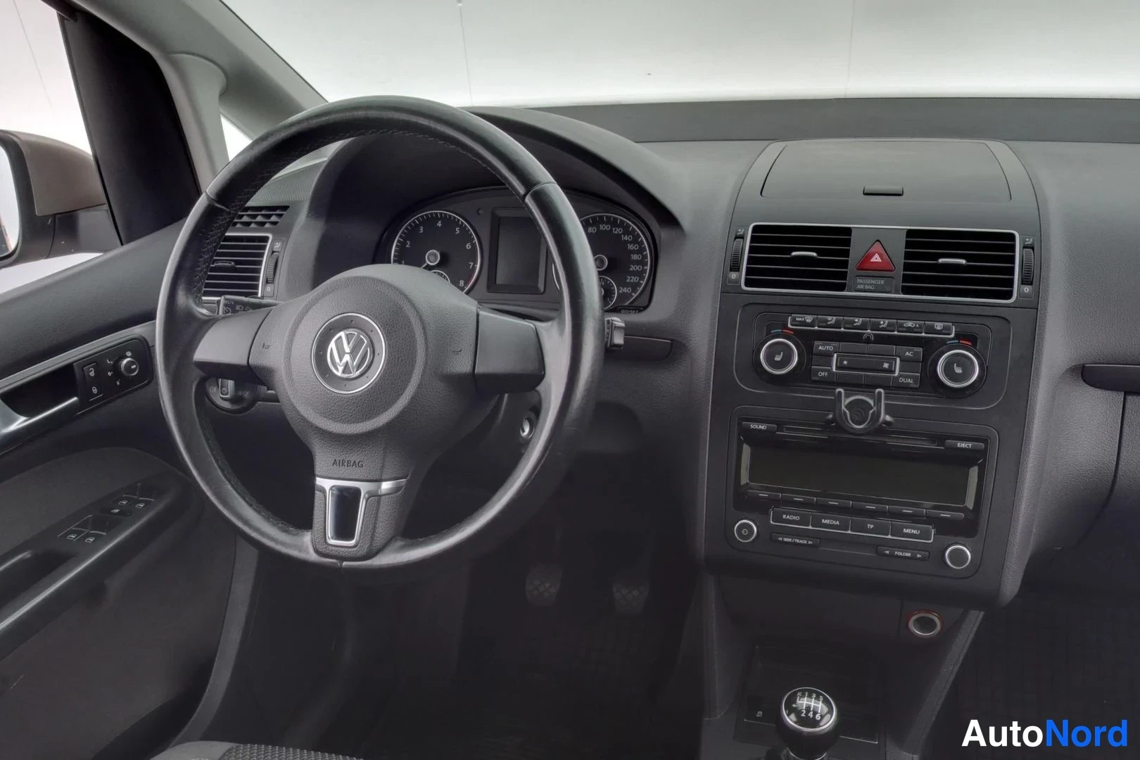 Ruskea Volkswagen Touran 2012, ohjaamo, kuva 10