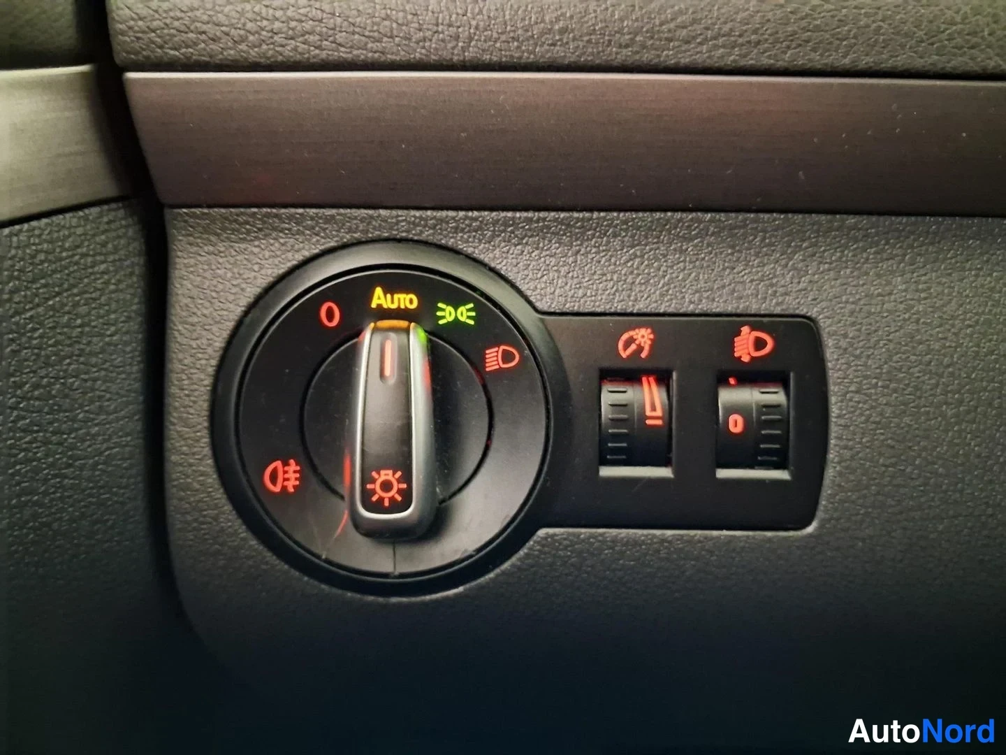 Ruskea Volkswagen Touran 2012, yksityiskohta, kuva 19