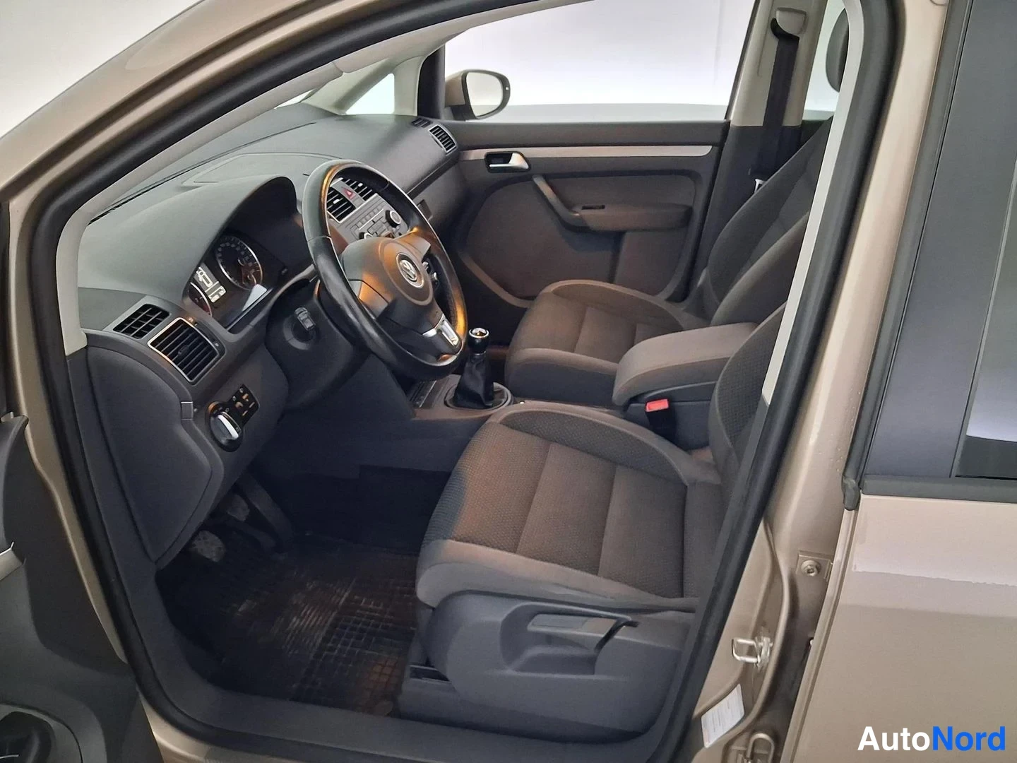 Ruskea Volkswagen Touran 2012, ohjaamo, kuva 7