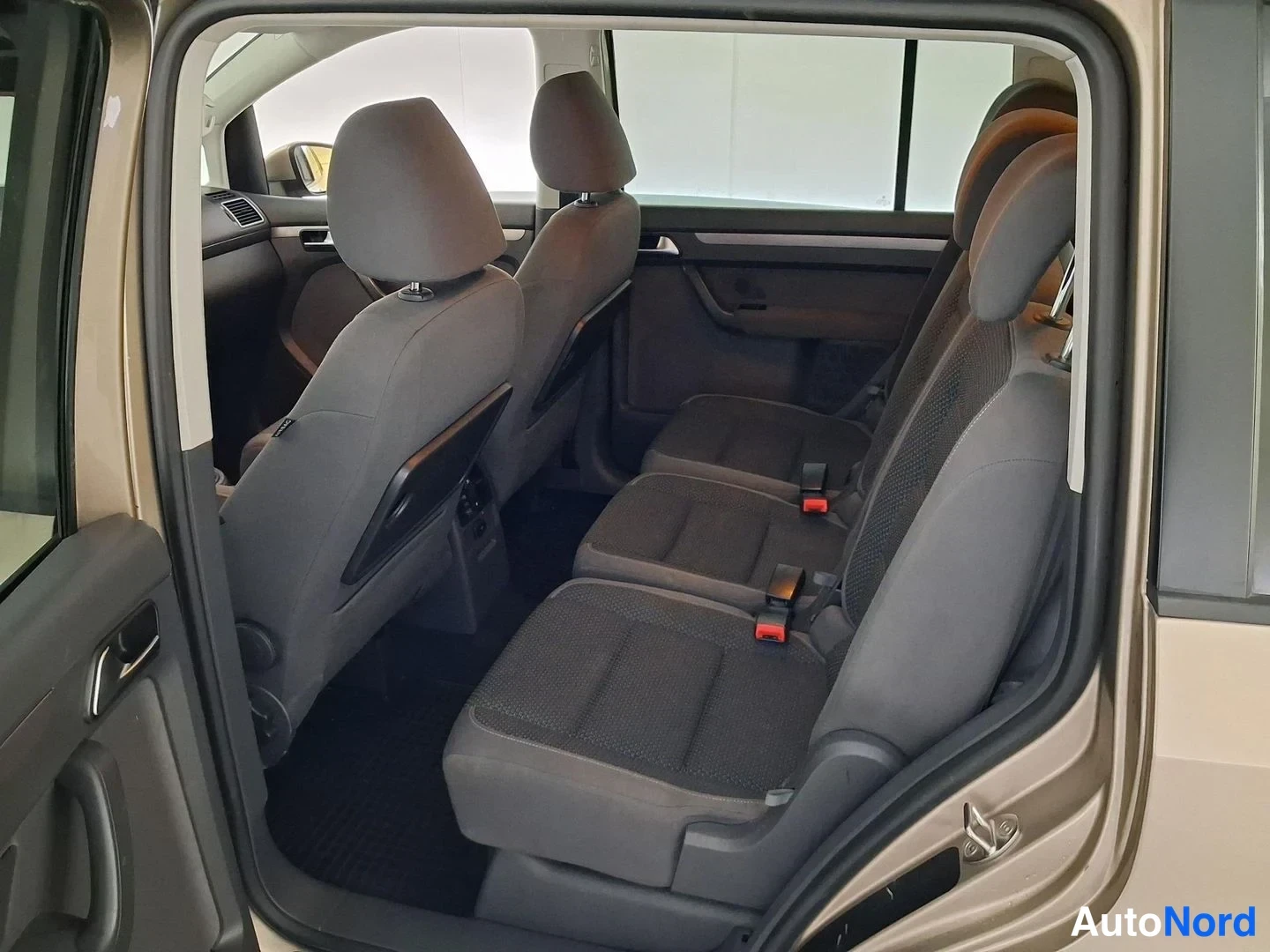 Ruskea Volkswagen Touran 2012, takaistuimet, kuva 12