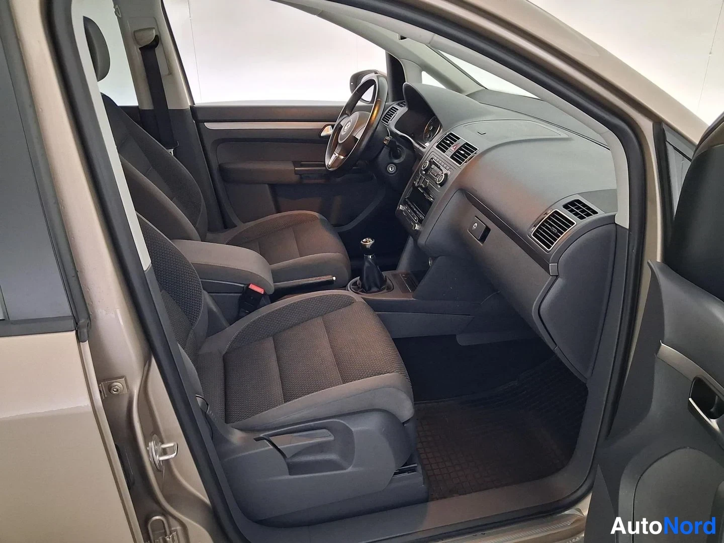 Ruskea Volkswagen Touran 2012, ohjaamo, kuva 8