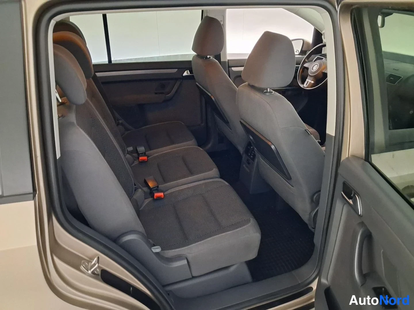 Ruskea Volkswagen Touran 2012, takaistuimet, kuva 13