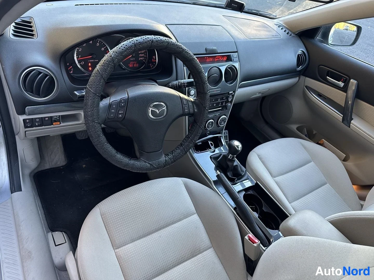 Harmaa Mazda 6 2008, ohjaamo, kuva 3