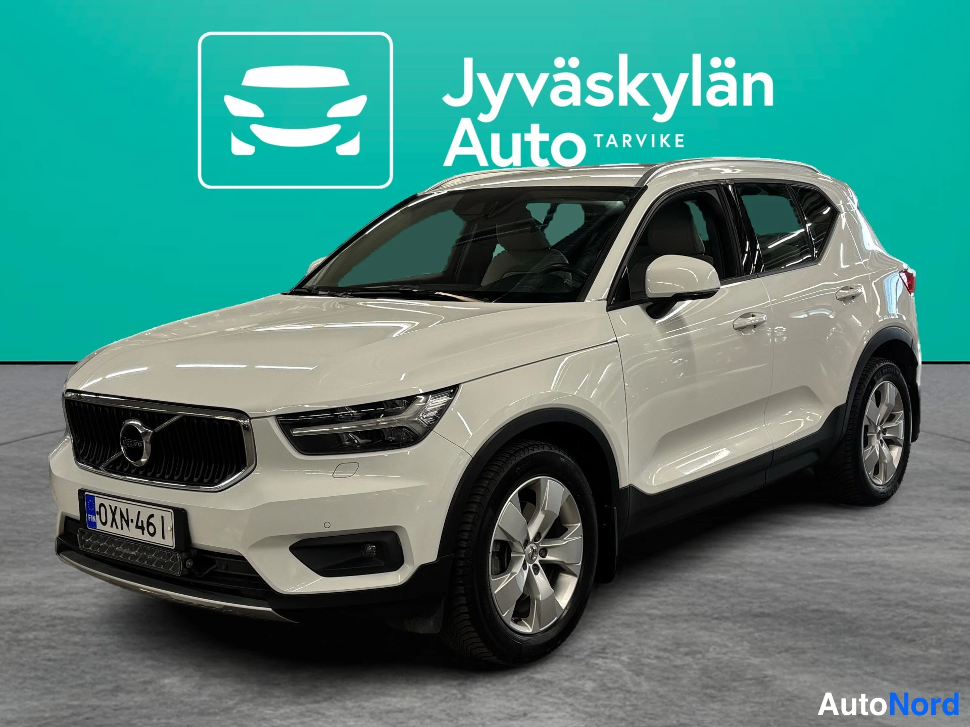 White Volvo XC40 2018, front three-quarter, nose to the left, photo 2