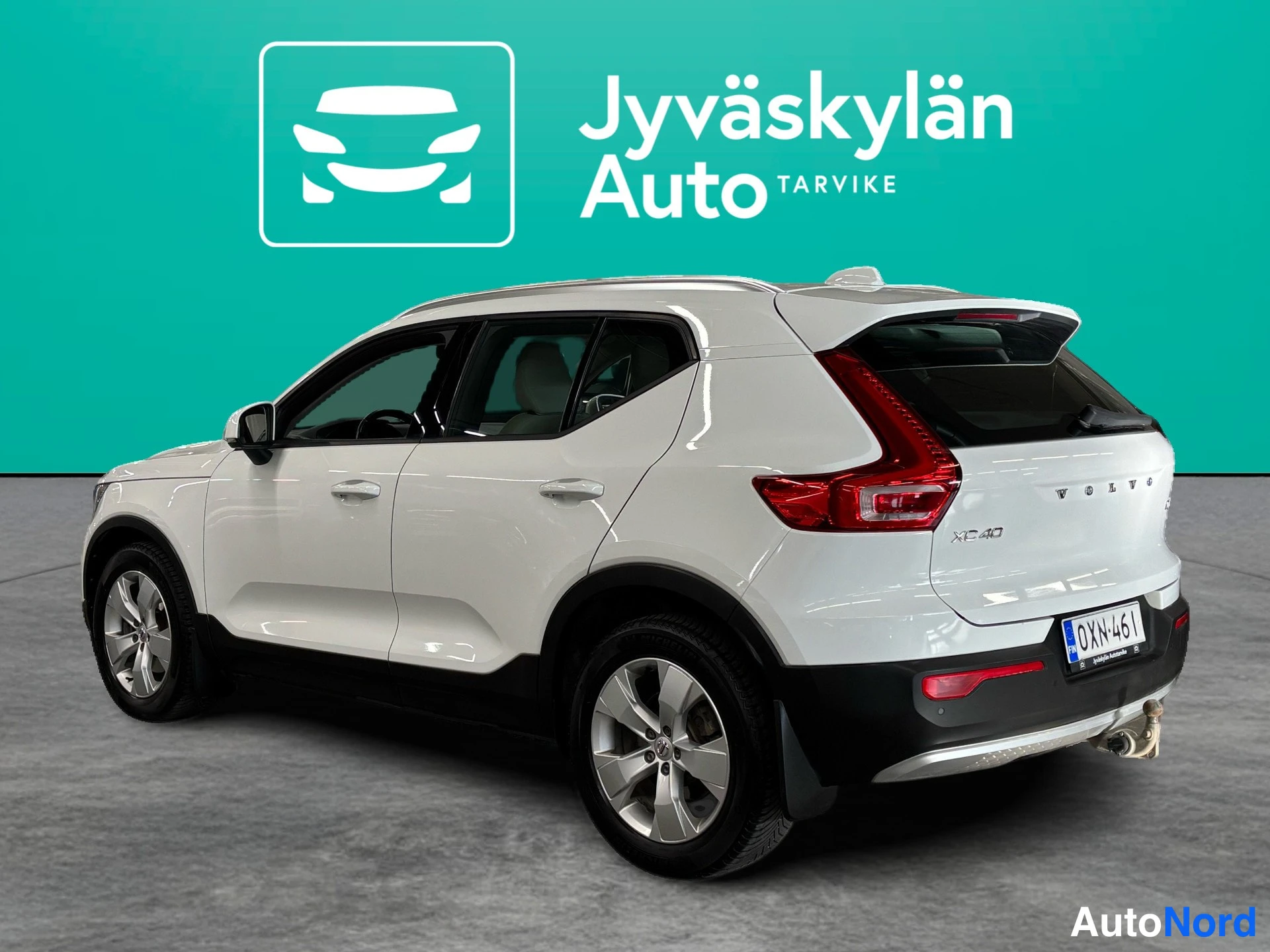 White Volvo XC40 2018, rear three-quarter, photo 6