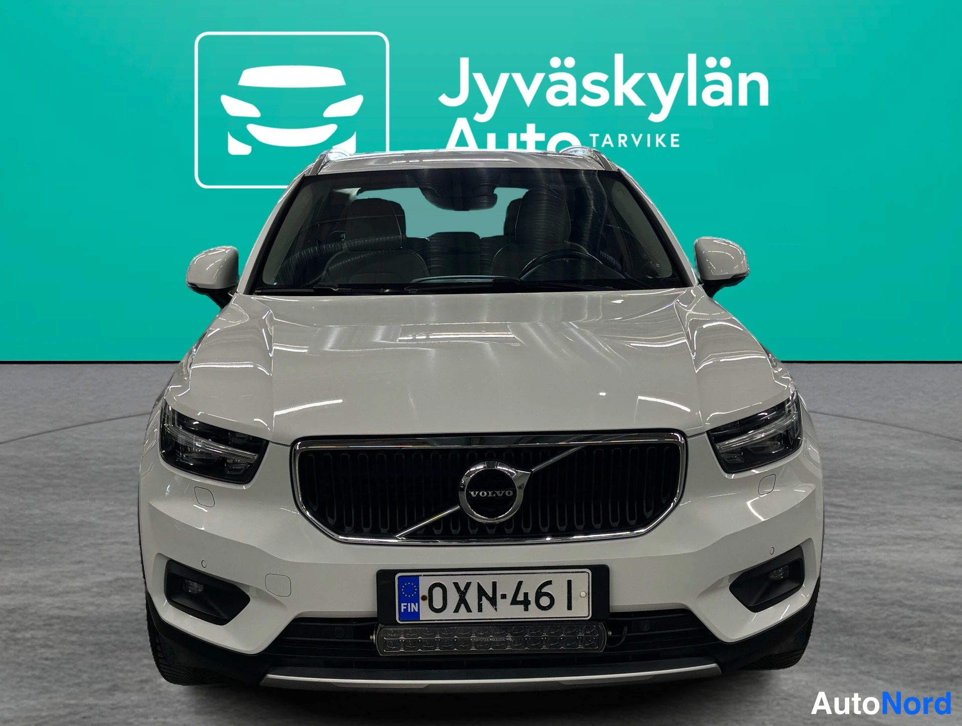 White Volvo XC40 2018, front, photo 5