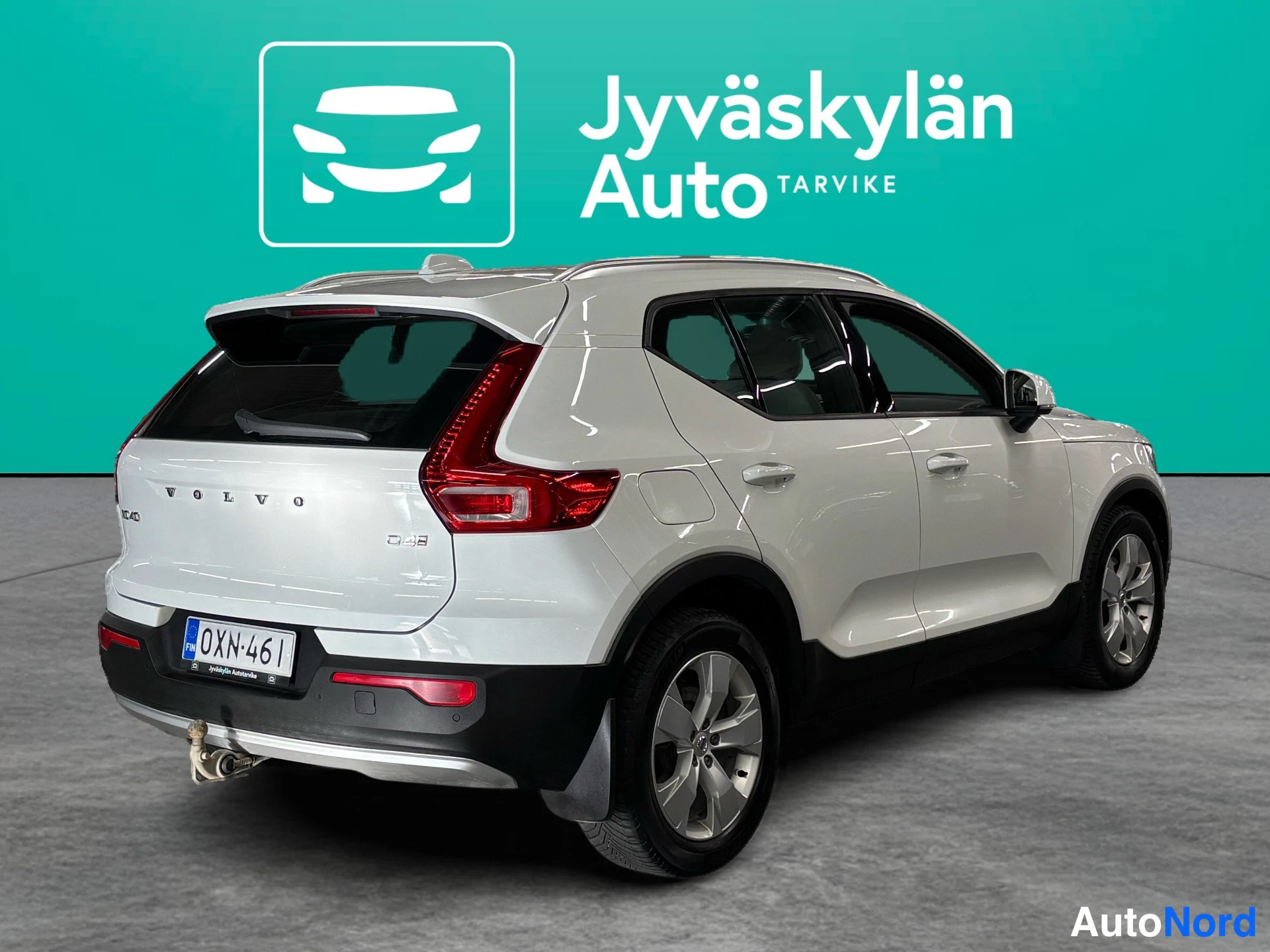 White Volvo XC40 2018, rear three-quarter, photo 7
