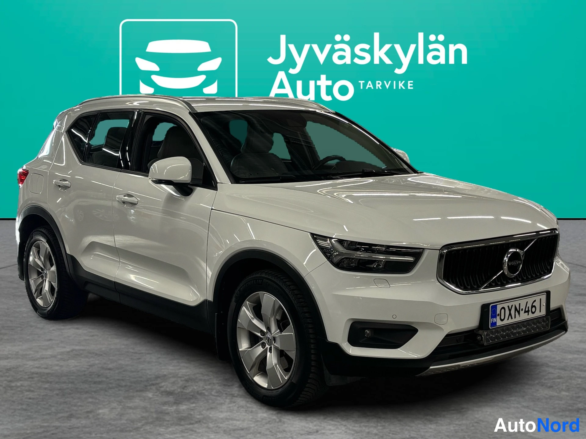 White Volvo XC40 2018, front three-quarter, nose to the right, photo 3