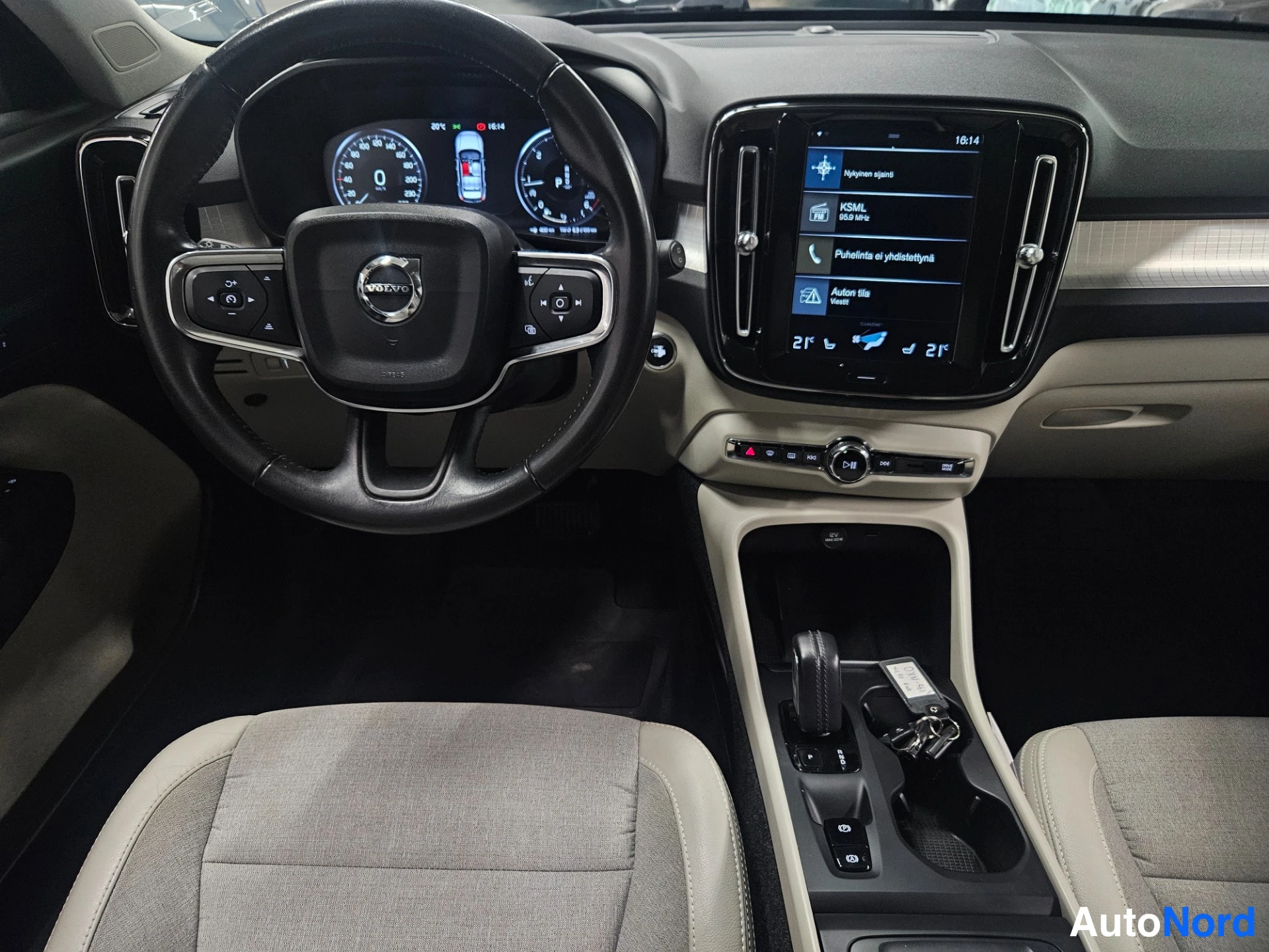White Volvo XC40 2018, cockpit, photo 11