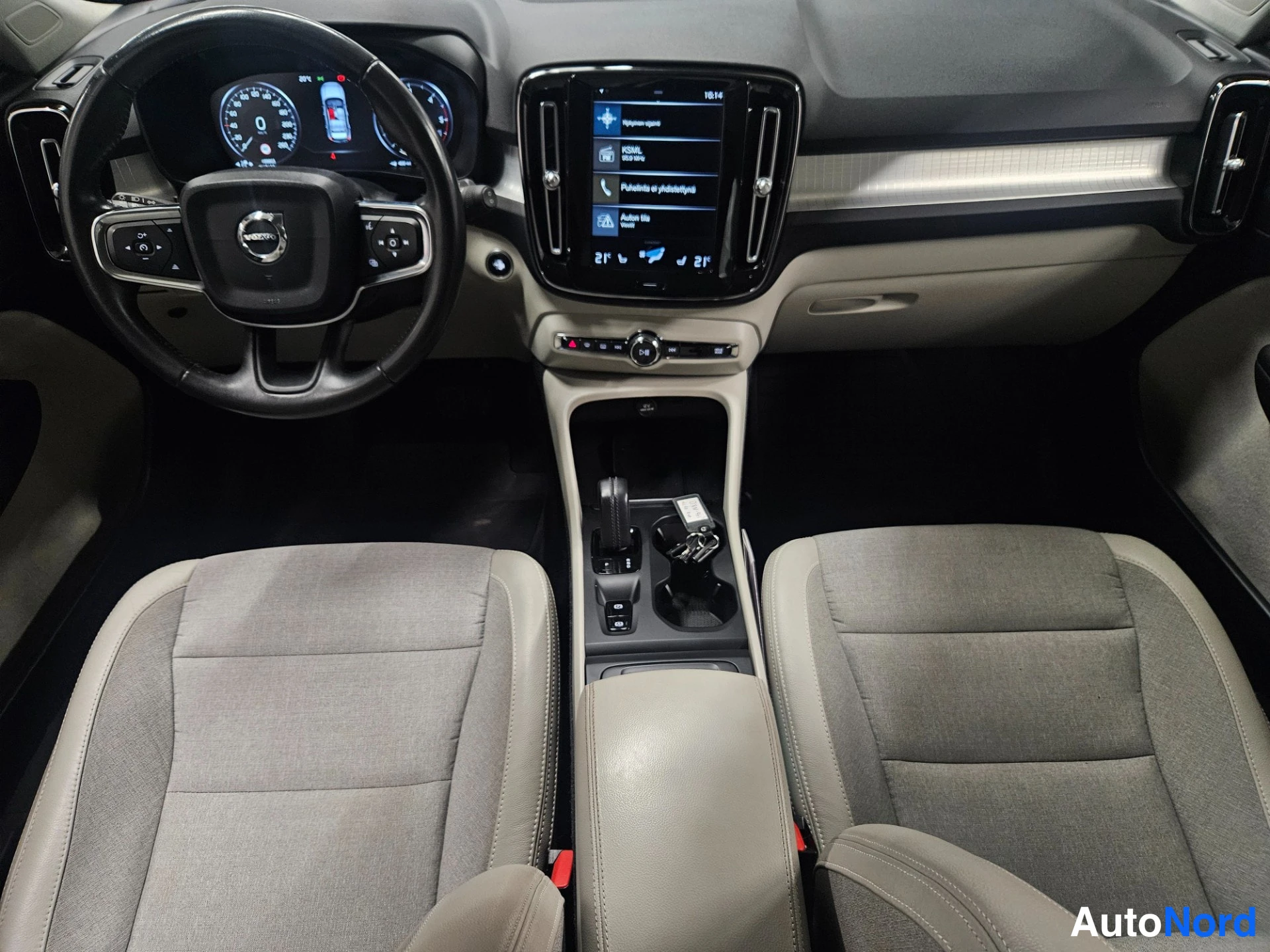 White Volvo XC40 2018, cockpit, photo 10