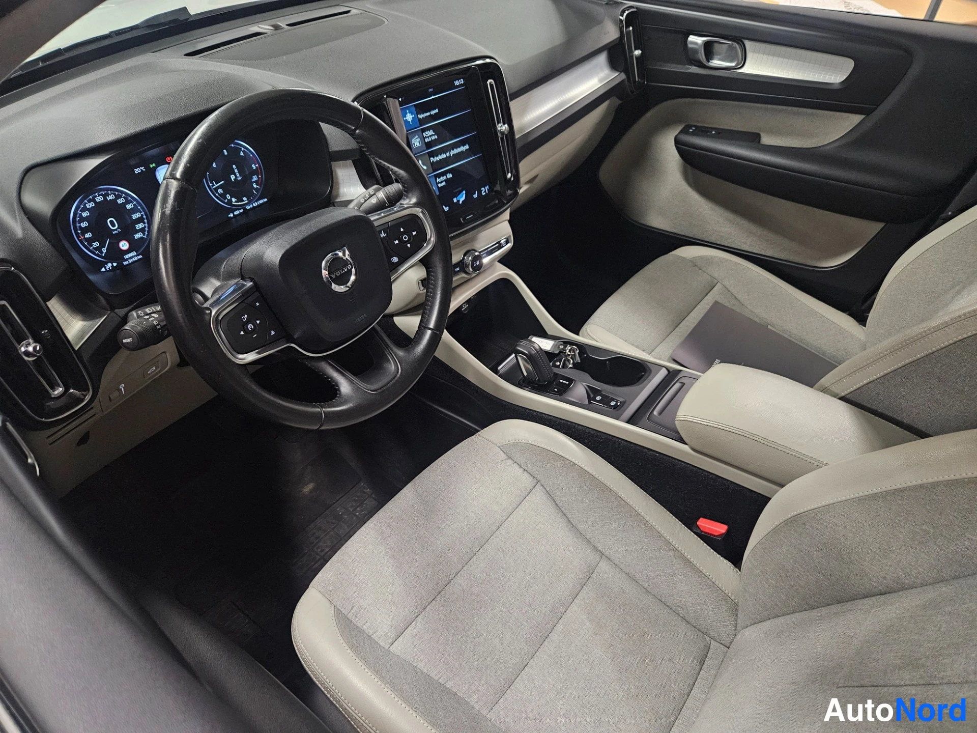 White Volvo XC40 2018, cockpit, photo 9