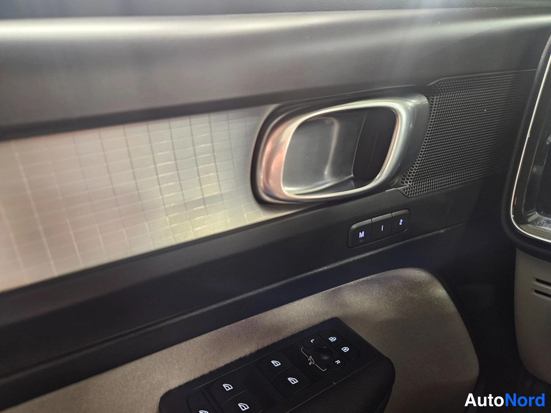 White Volvo XC40 2018, detail, photo 16