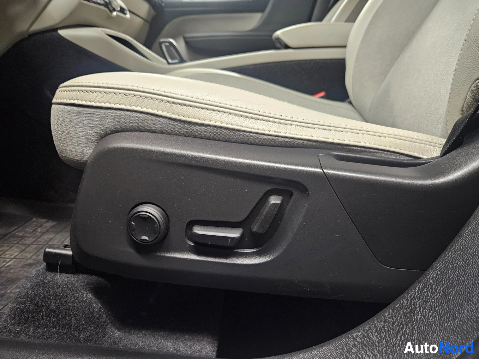 White Volvo XC40 2018, front seats, photo 12