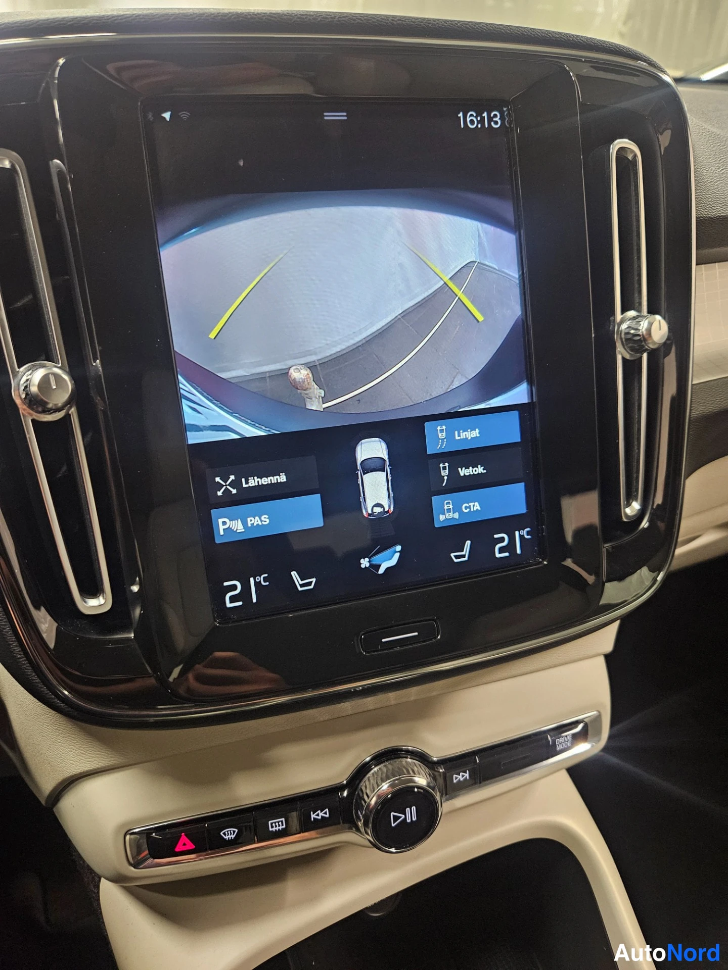 White Volvo XC40 2018, detail, photo 19