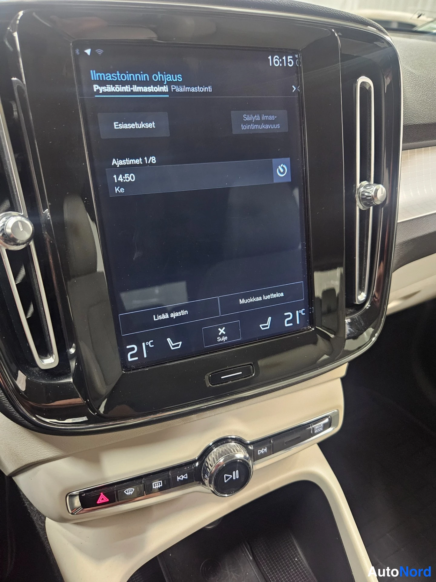 White Volvo XC40 2018, detail, photo 20