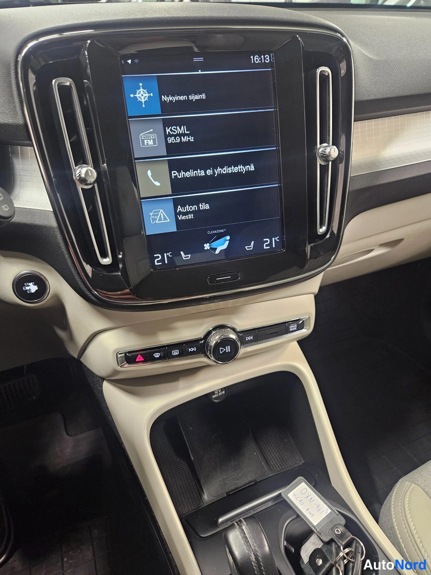 White Volvo XC40 2018, detail, photo 17