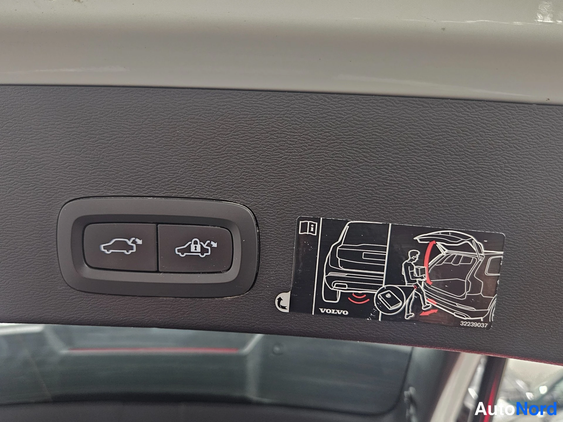 White Volvo XC40 2018, detail, photo 18
